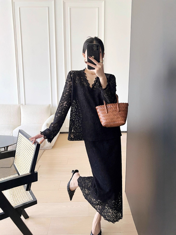 南油原创高品质女装2025新款法式浪漫风白色蕾丝V领套装时尚百搭|undefined
