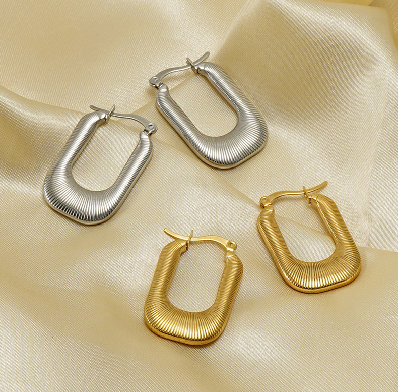 18g Weight PVD Coated Gold Plating Process Fashion U Shape Titanium Steel Plating Hoop Earrings 1 Pair