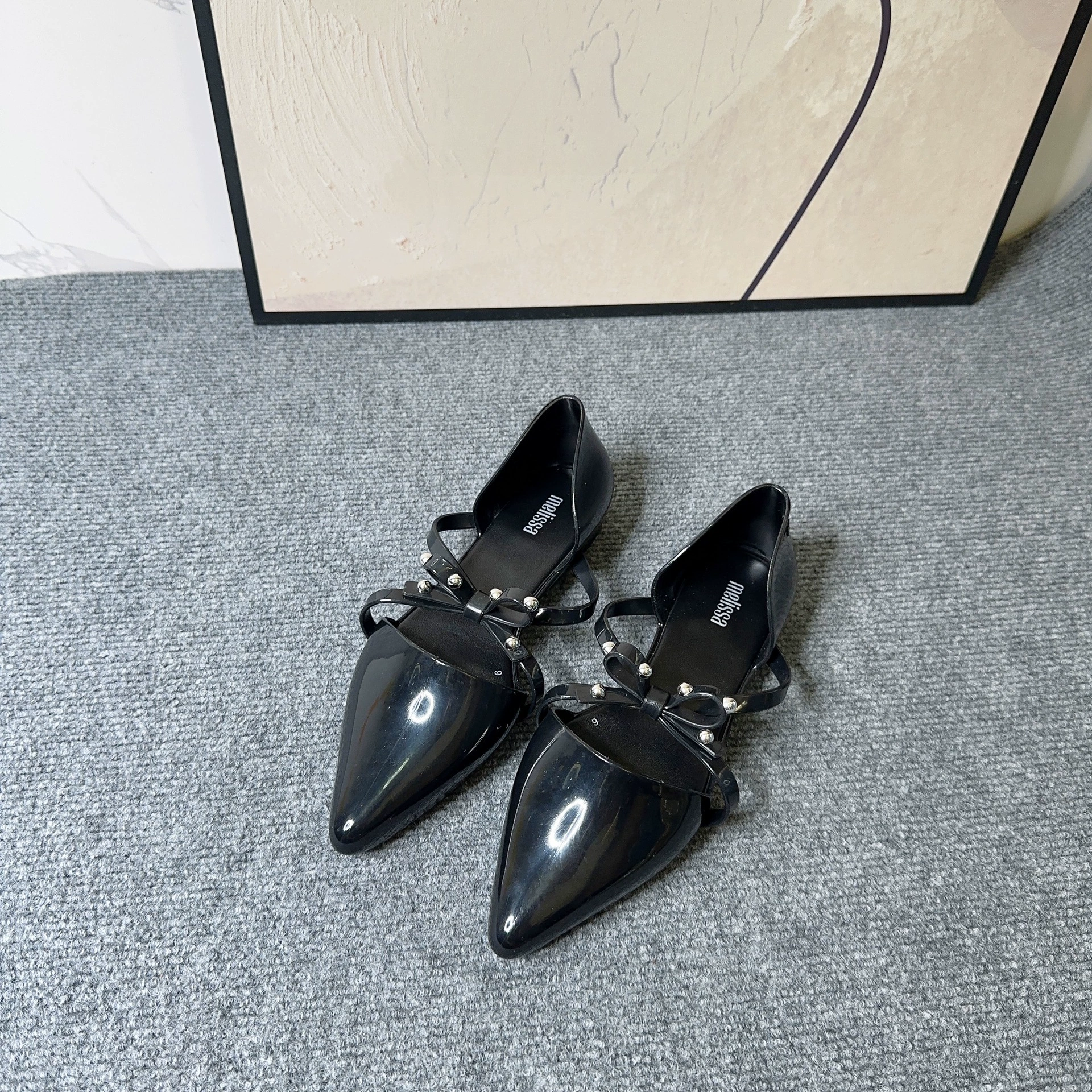 Round beads, sandals with bow, (Physicals)