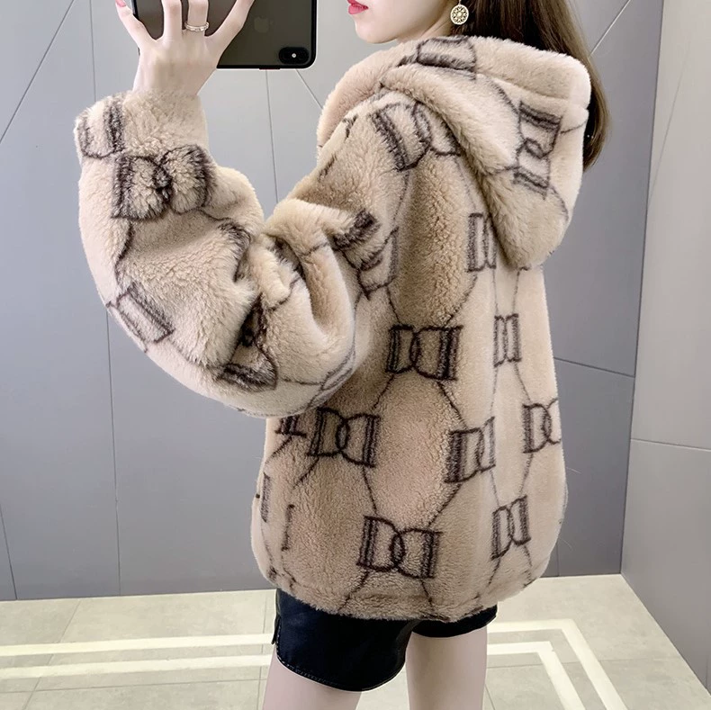 Новое зимнее стиль 2025 года Haining Fur Young Sheep Sheep Coat Lamb Fur Compound Fur Coat