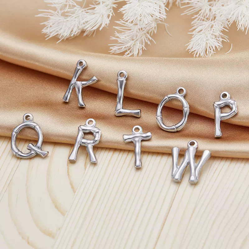 不锈钢精致26个英文字母吊坠DIY串珠手链项链时尚挂件饰品配件