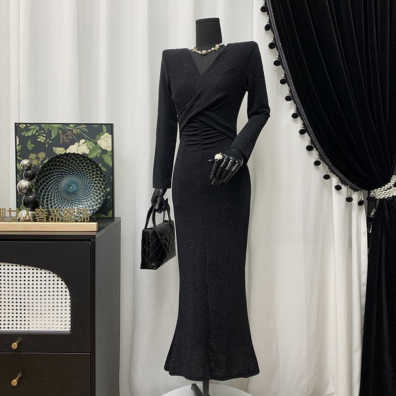 Spring Season New Black High-Waisted Slimming Long-Sleeve Fishtail Dress with Twist Collar and Rhinestones Spring Season New Black High-Waisted Slimming Long-Sleeve Fishtail Dress with Twist Collar and Rhinestones