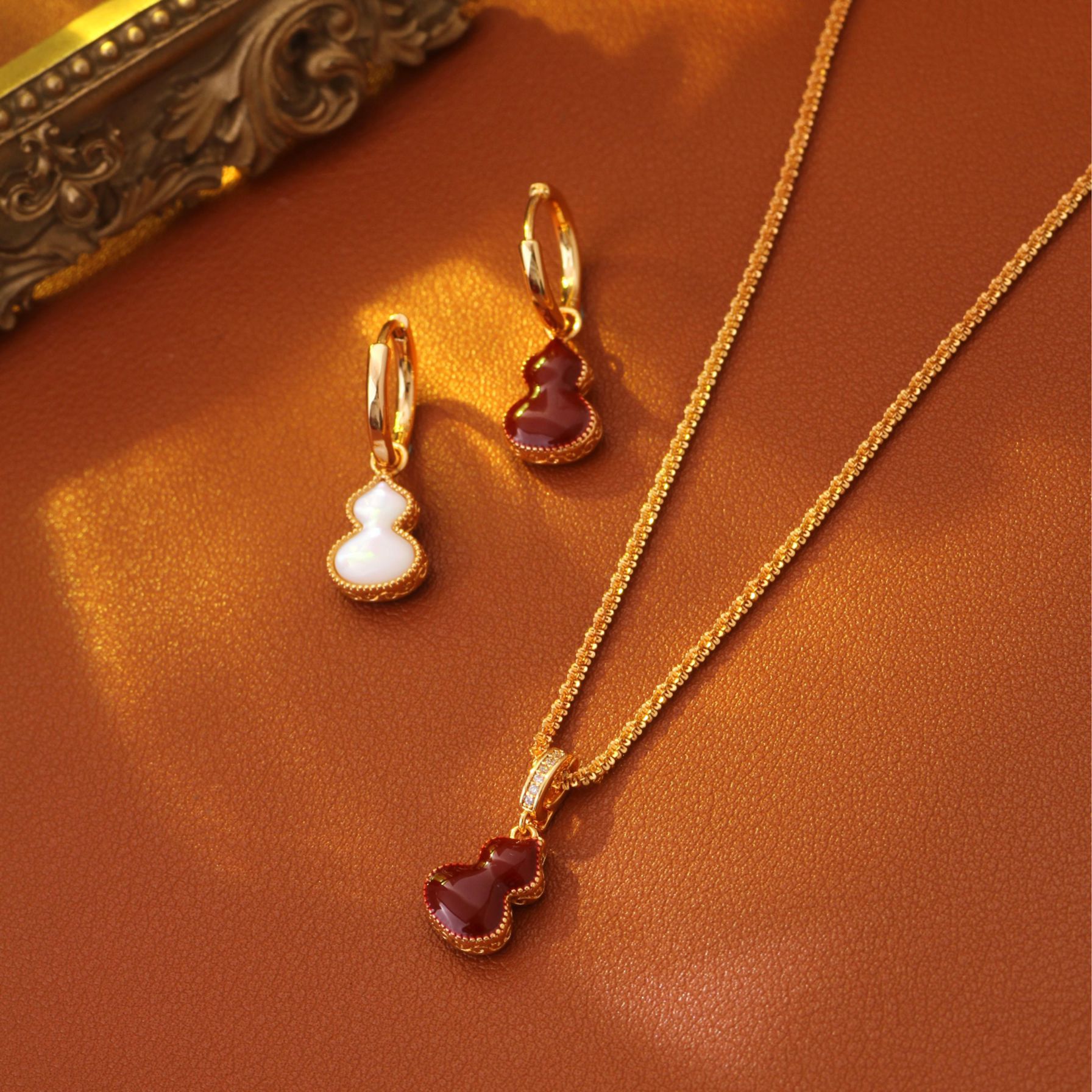 真金電鍍新款安可拉紅滴釉天然貝母雙面可戴葫蘆吊墜小眾高級項鍊