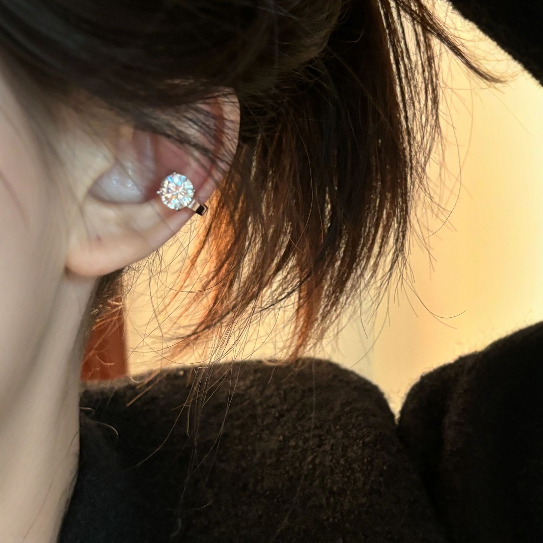 Explosión de zircon brillante orejas para mujeres diarias nicho temperamento sin agujeros de orejas orejas y huesos de alta calidad joyería de lujo ligera