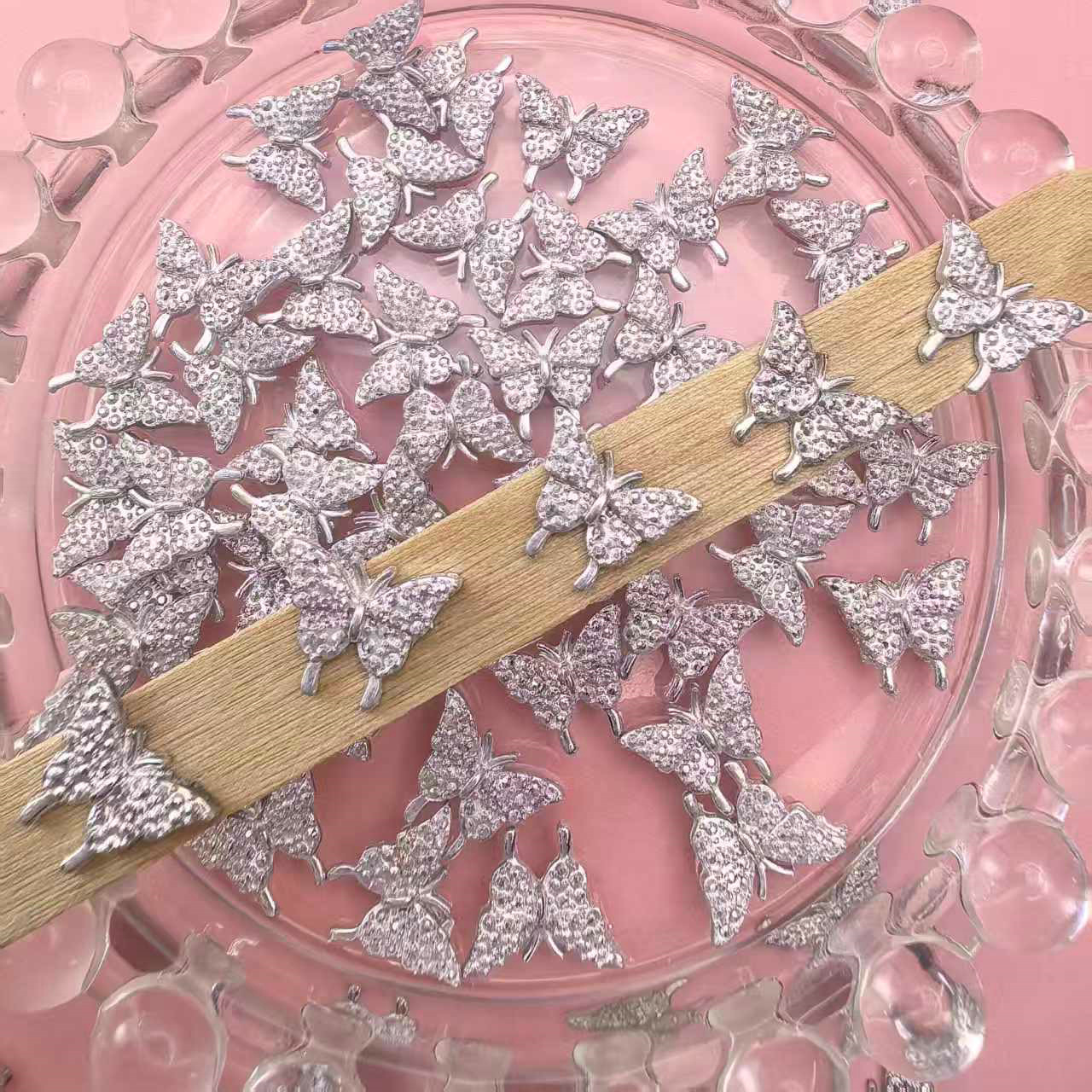 银色树脂蝴蝶美甲饰品批发_01.jpg
