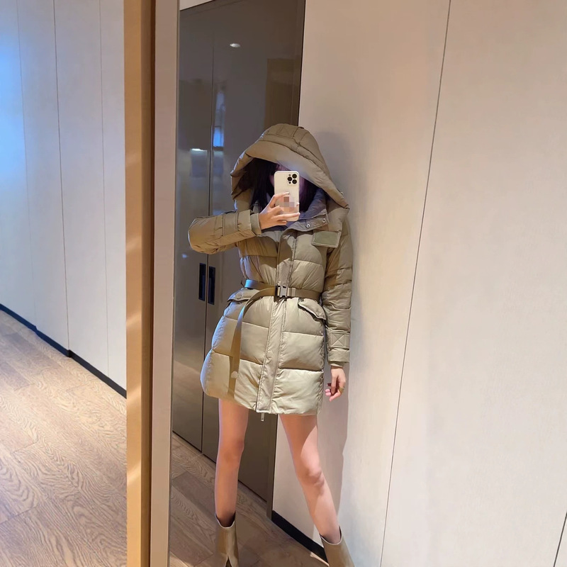 B brand's classic mid-length hooded waist-cinching down jacket for women, winter thickened warm coat with white goose down, suitable for commuting B brand's classic mid-length hooded waist-cinching down jacket for women, winter thickened warm coat with white goose down, suitable for commuting
