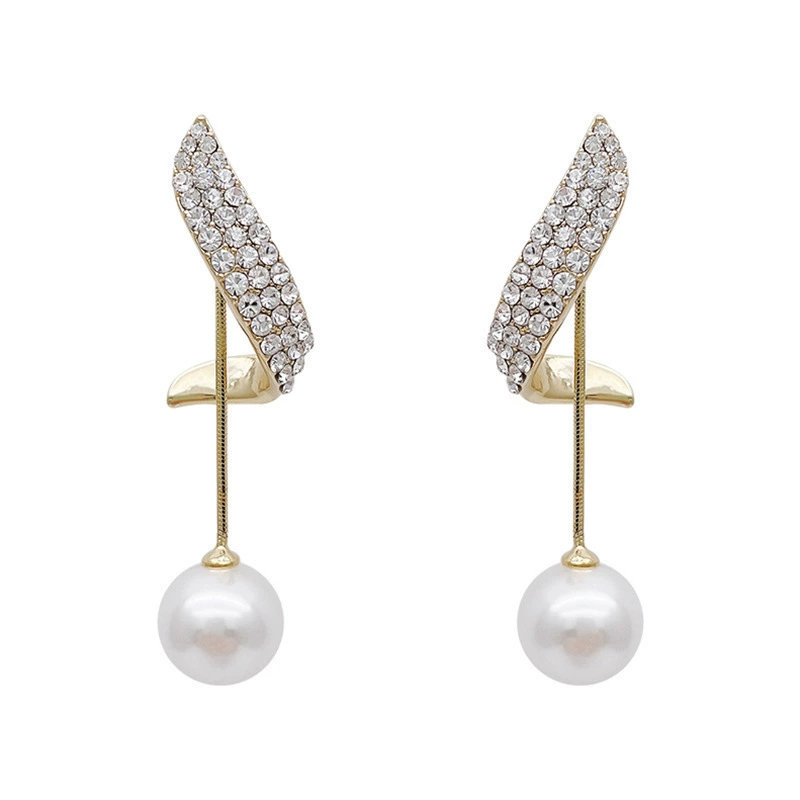 Retro golden small design earrings, light luxury style