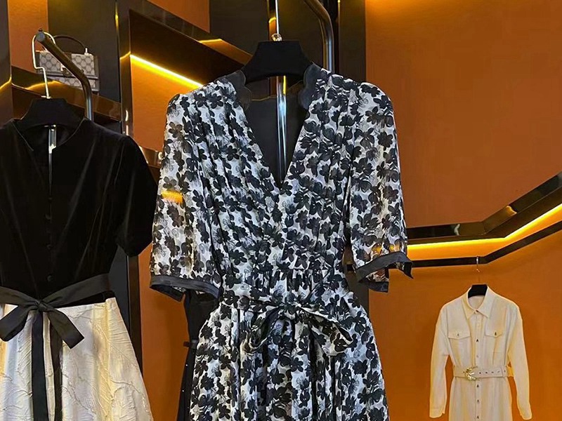 Váy liền voan hoa nhỏ đen phong cách Hepburn cổ điển mùa hè FL231481 — Màu đen chi tiết 3