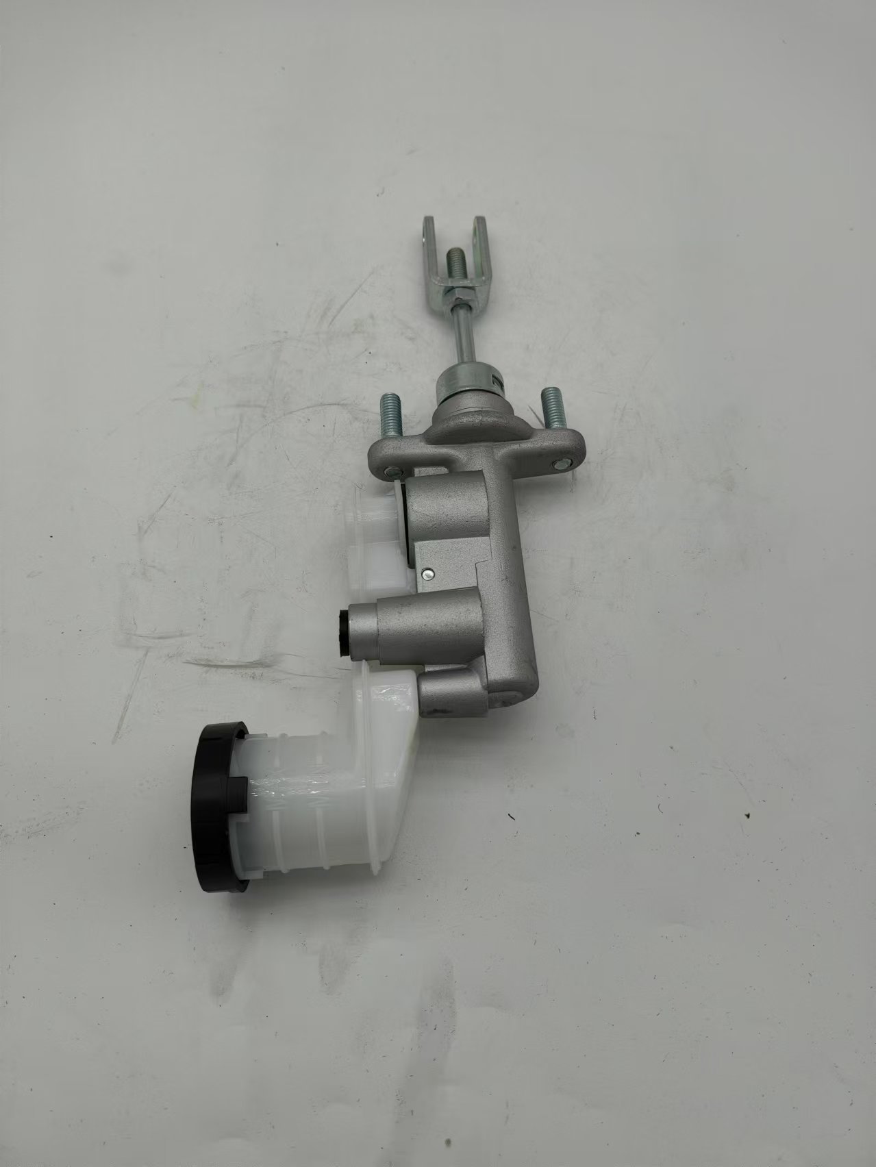 8-97943-432-0,8-97945-438-0 Suitable for Isuzu D-Max Clutch Master Cylinder
