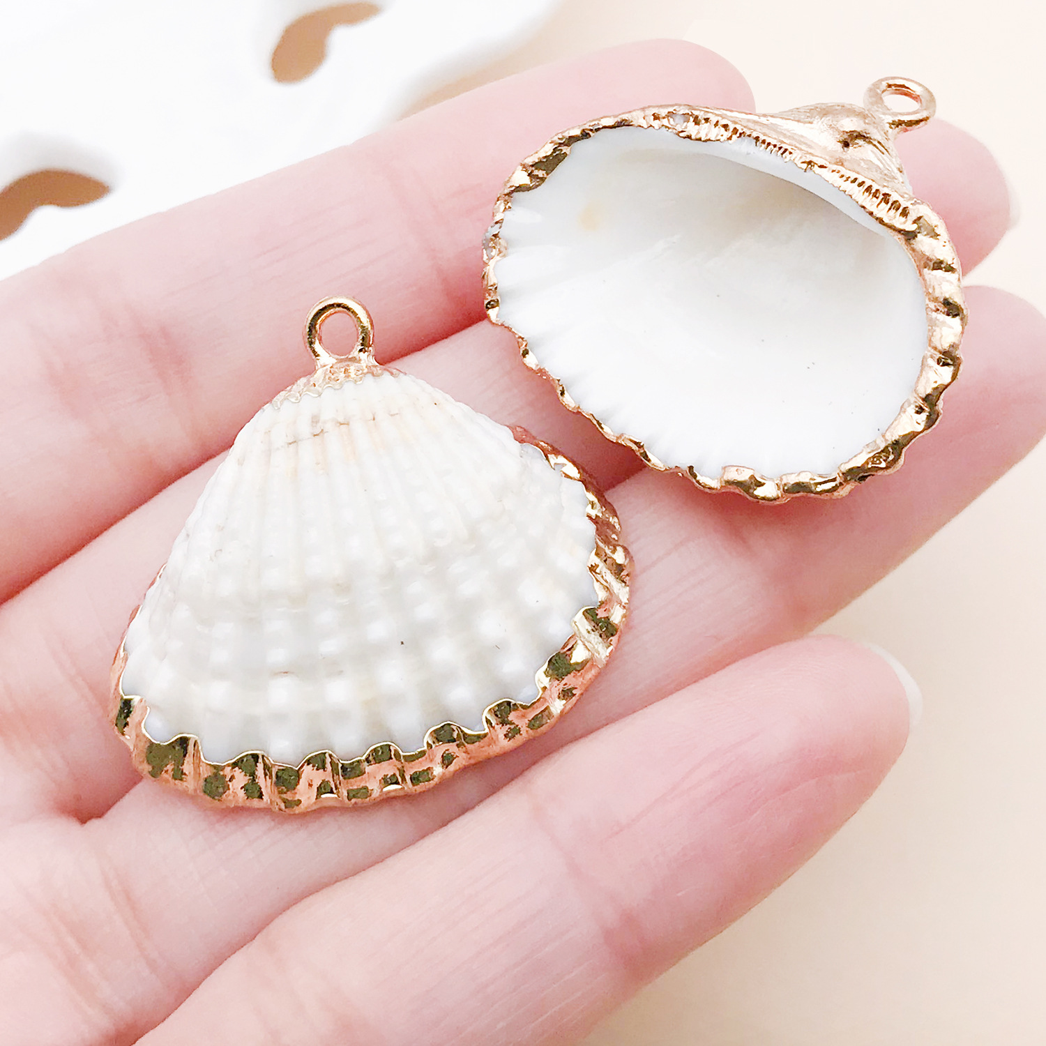 25328-ED-激光电镀金色米黄色天然贝壳28x28mm-