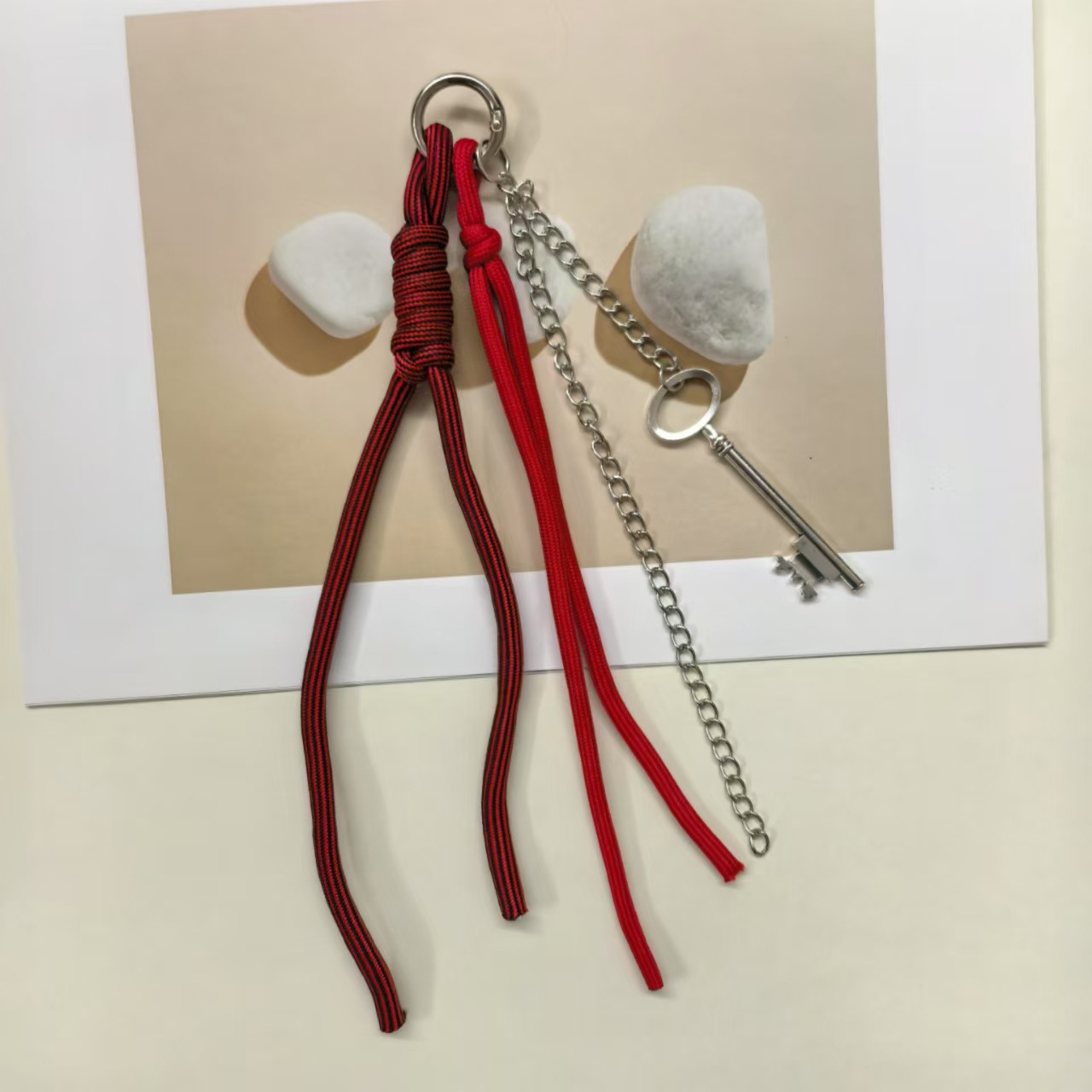 빨간 줄무늬 밧줄과 열쇠