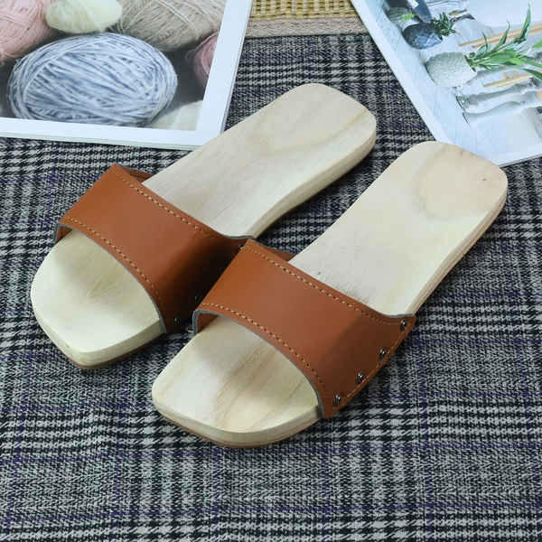 Flat brown leather ✓