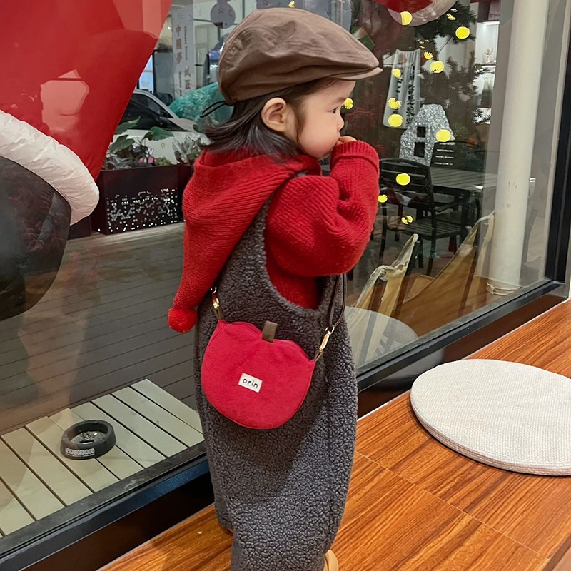 2027 nuevo bolso para niños lindos bebés de Año Nuevo dinero de Año Nuevo sobre rojo Li es un bolso de mano.