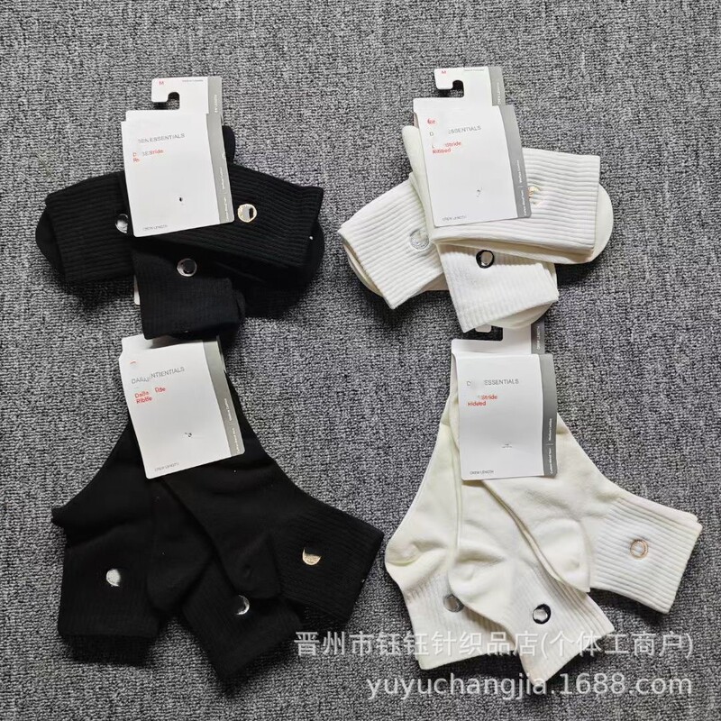 New Lulu Embroidered Mid-Tube Combed Cotton Socks for Men and Women, Black and White Solid Color, Versatile, One Card with Three Pairs