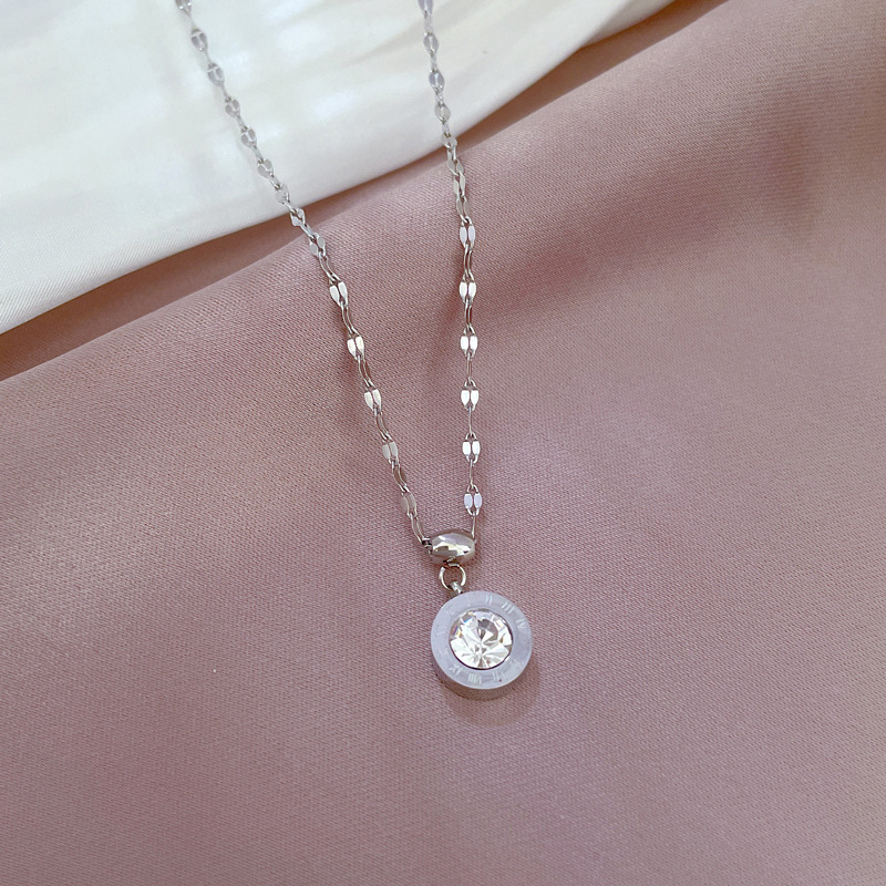 Collana con pendente in zirconi incisi con numeri romaniGioielli delicati_voghion.com