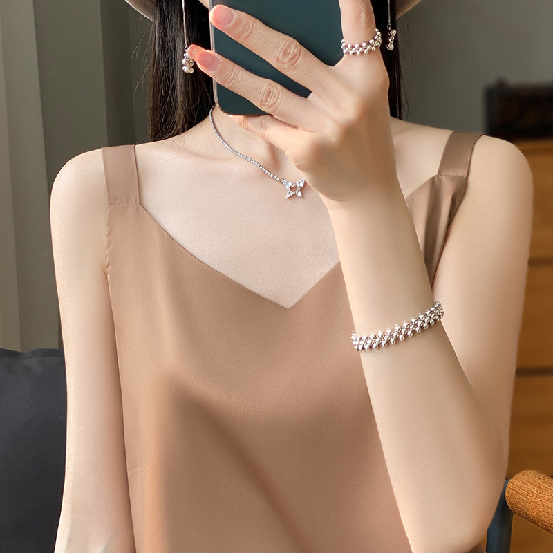 Suspenders U-shaped U-neck wear Ice Silk bottoming shirt ladies vest sleeveless satin wide shoulder suspenders a batch