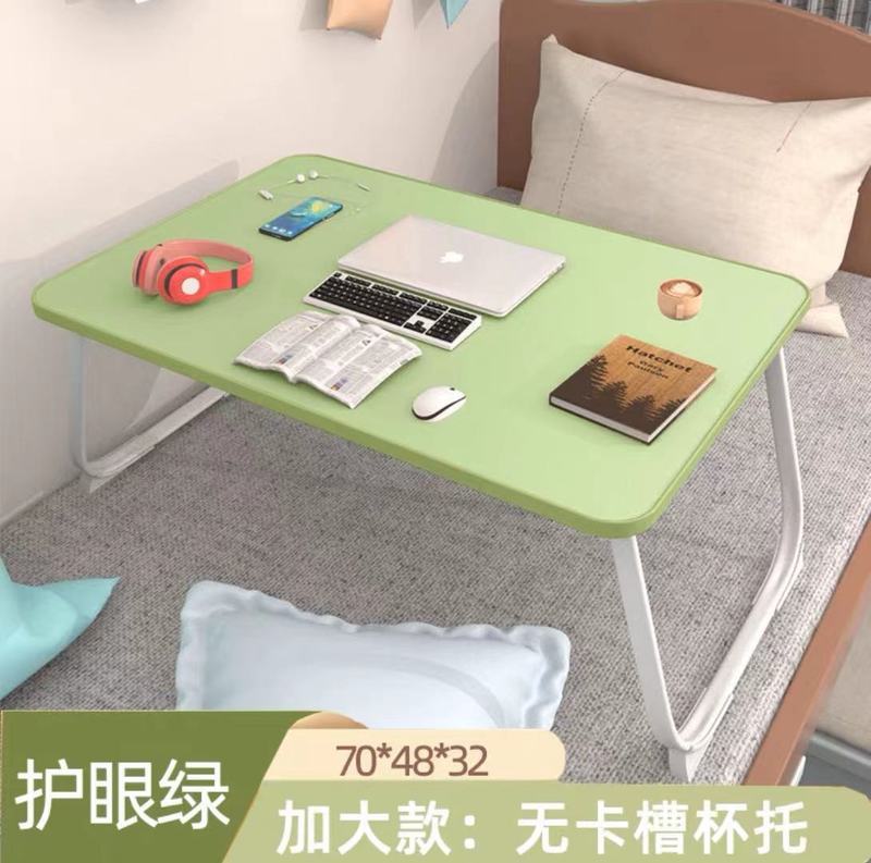 携帯用ベッドの上の小さなテーブルが窓をはねて折りたたみます。|undefined