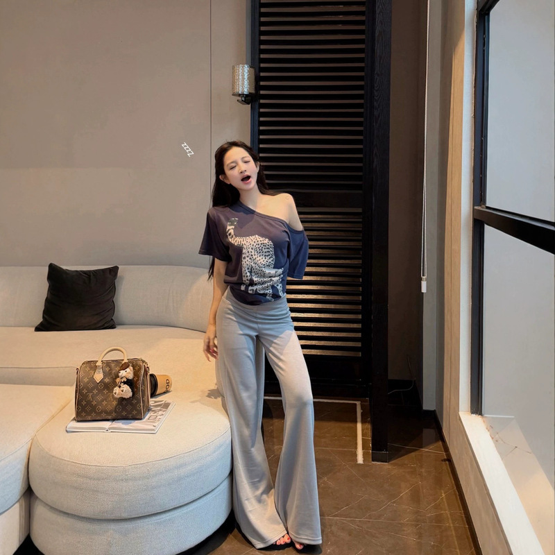Design-Inspired Navy Blue Leopard Print One-Shoulder Short-Sleeve T-Shirt for Women, Summer Style, Slim-Fit, Irregular Off-Shoulder Top Design-Inspired Navy Blue Leopard Print One-Shoulder Short-Sleeve T-Shirt for Women, Summer Style, Slim-Fit, Irregular Off-Shoulder Top