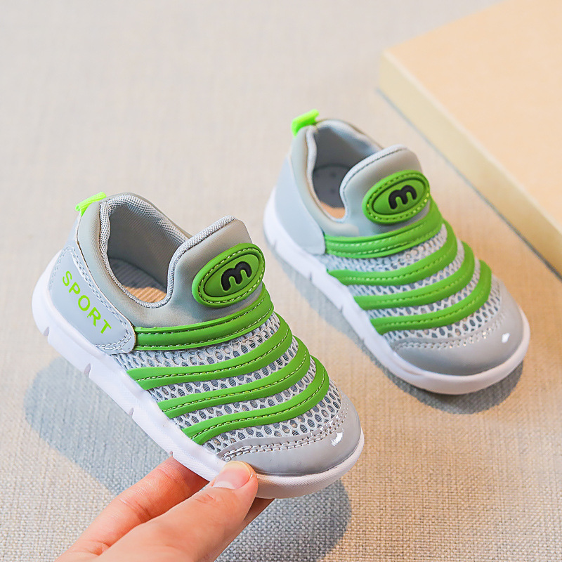 Una pieza de entrega 2025 verano bebé oruga zapatos para niños de 1 a 6 años transpirables de malla simple zapatos para niños pequeños comercio exterior