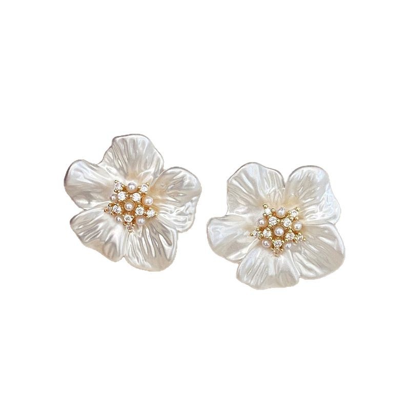 Matte white retro elegant earrings