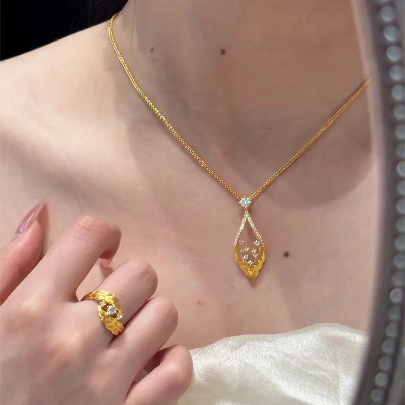 Xiaohongshuの人気スタイルゴールデンブラッシュフェザードットダイヤモンドネックレスユニークなデザインの鎖骨チェーンドロップシッピング|undefined