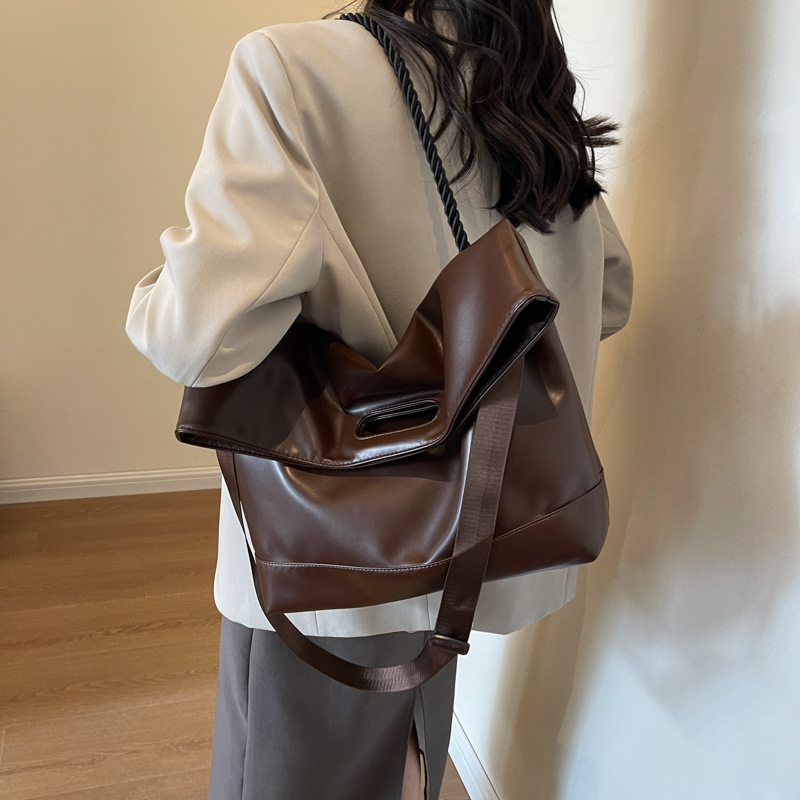 Bolso Tote de viajero de cuero suave marrón retro simple para mujer 2024 bolso de oreja plegable de gran capacidad Bolso bandolera de estilo occidental para mujer