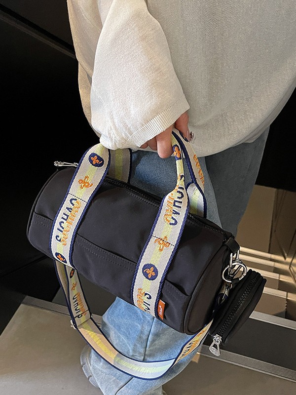 Oxford tela de contraste de color ligero bolso cilíndrico de mano casual para mujeres 2025 nuevo alto valor ocio transporte de viaje mochila