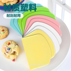 アマゾン多機能クリームスクレーパープラスチック小麦粉スクレーパーカッターナイフ腸粉スクレーパー生地カッターベーキングスクレーパー