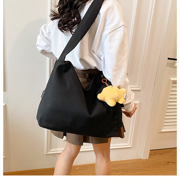 The 2024 new Korean-style simple and laid-back casual canvas crossbody bag and the large-capacity versatile tote bag are selling well undefined