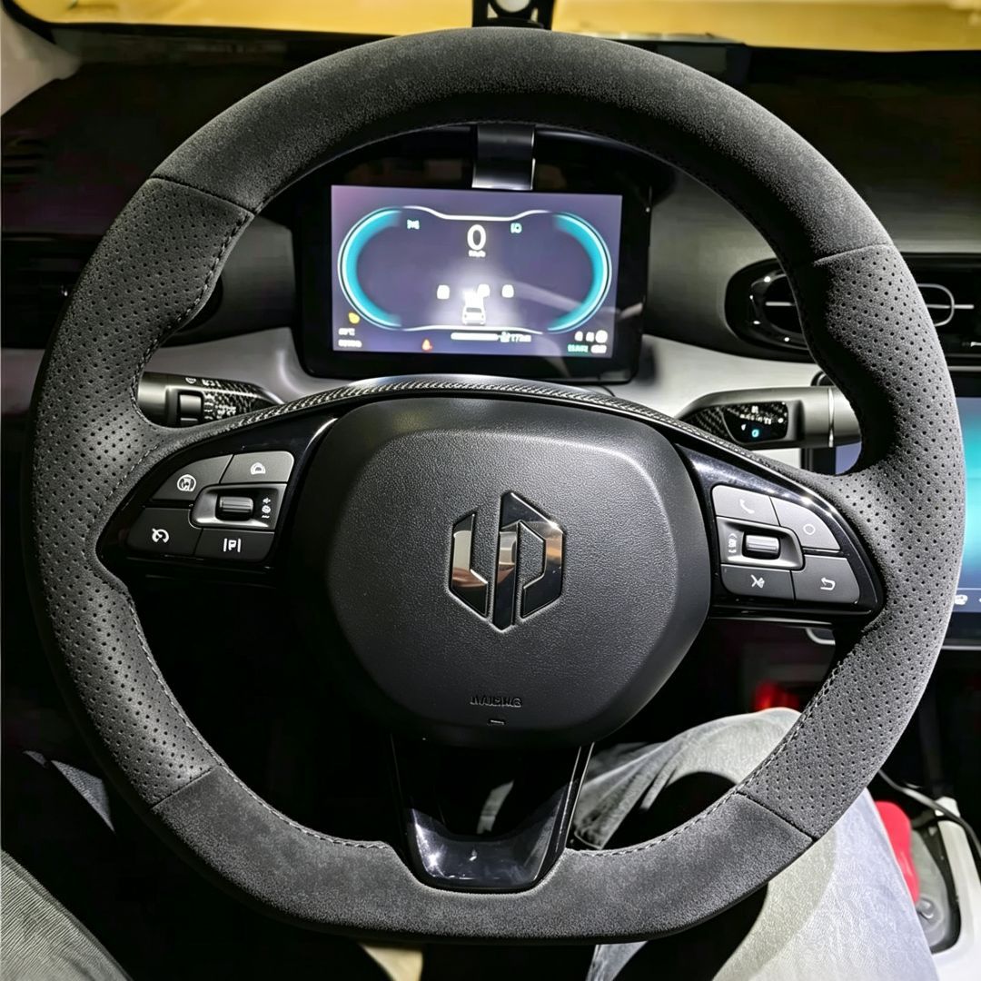 Suitable for Leapmotor series, this hand-stitched steering wheel cover features a matte carbon fiber texture and is made of microfiber leather, providing scratch and abrasion resistance for your car's