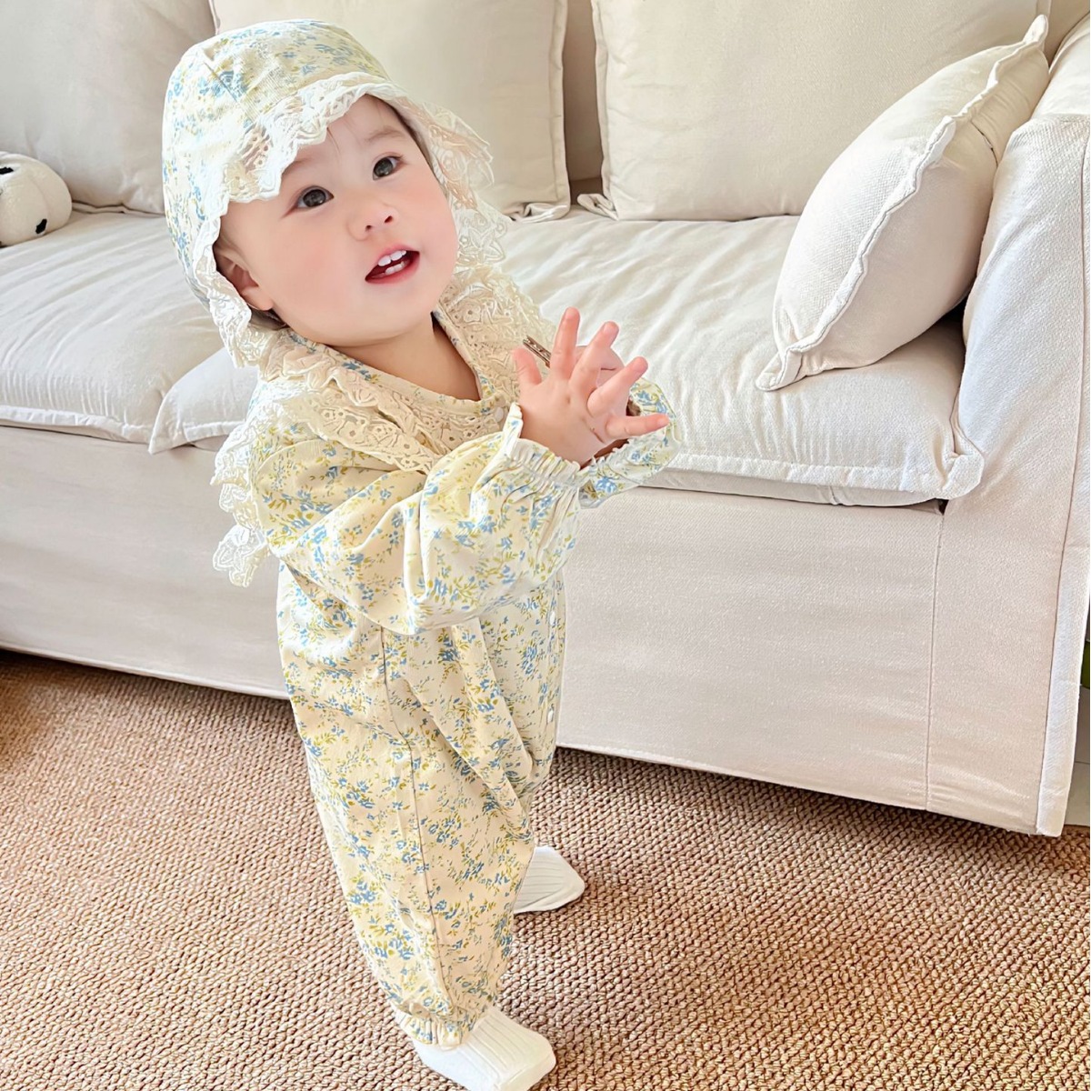 Ropa de recién nacido otoño e invierno 2025 estilo pastoral mono de bebé categoría a ropa de gateo para niña con forro polar floral ins.