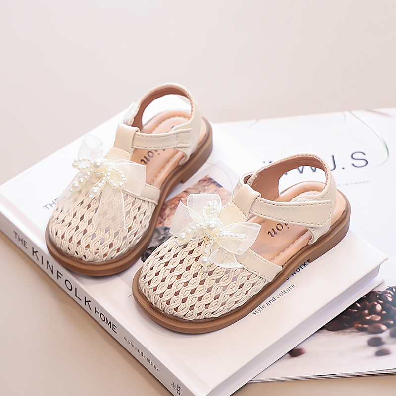 Sandalias de niñas 2026 primavera y otoño nuevos zapatos de princesa para niños zapatos de playa de moda arco trenzado zapatillas frías
