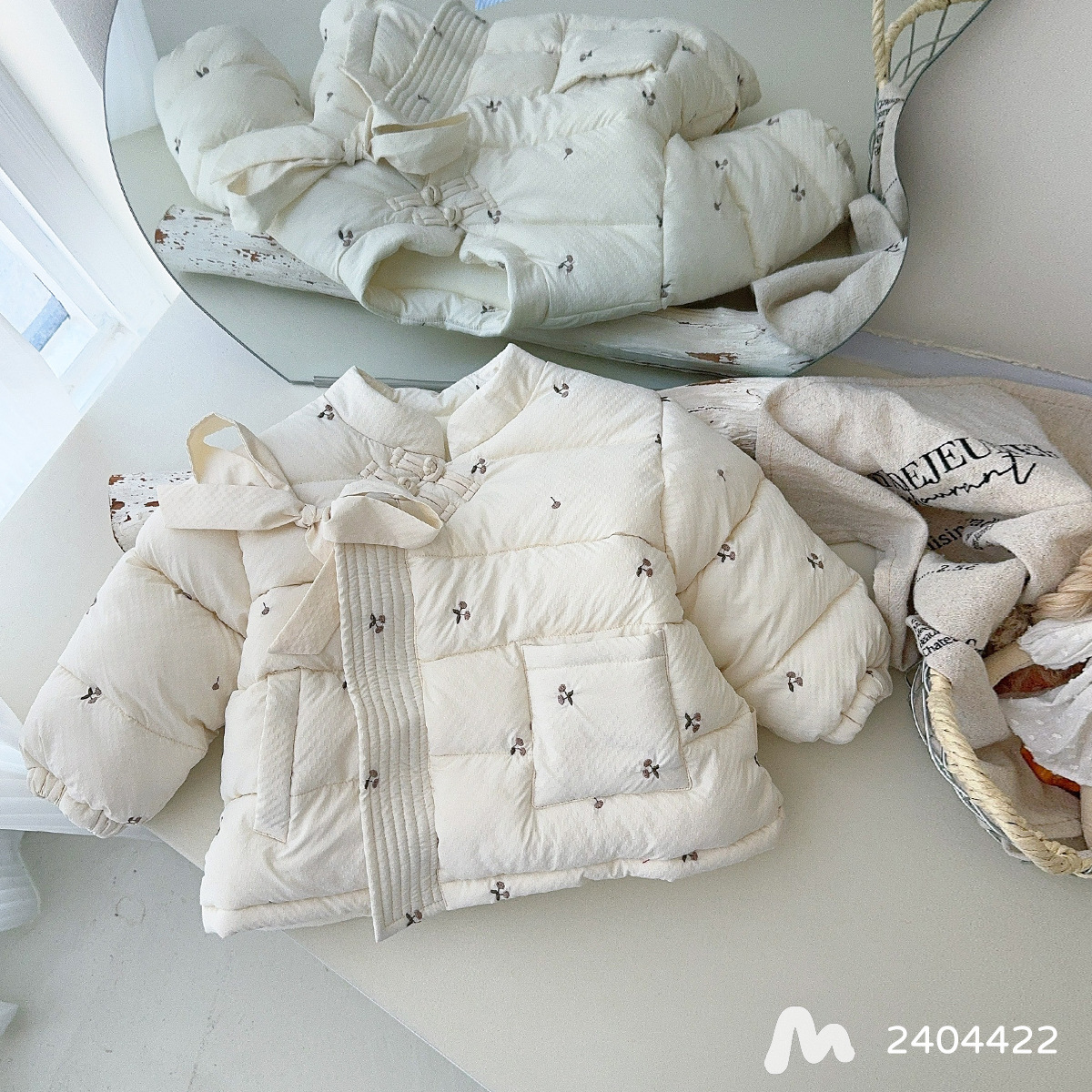 2024 nuevo otoño e invierno lindo traje de bebé súper lindo dibujos animados simple cereza engrosamiento cálido traje de dos piezas para bebés