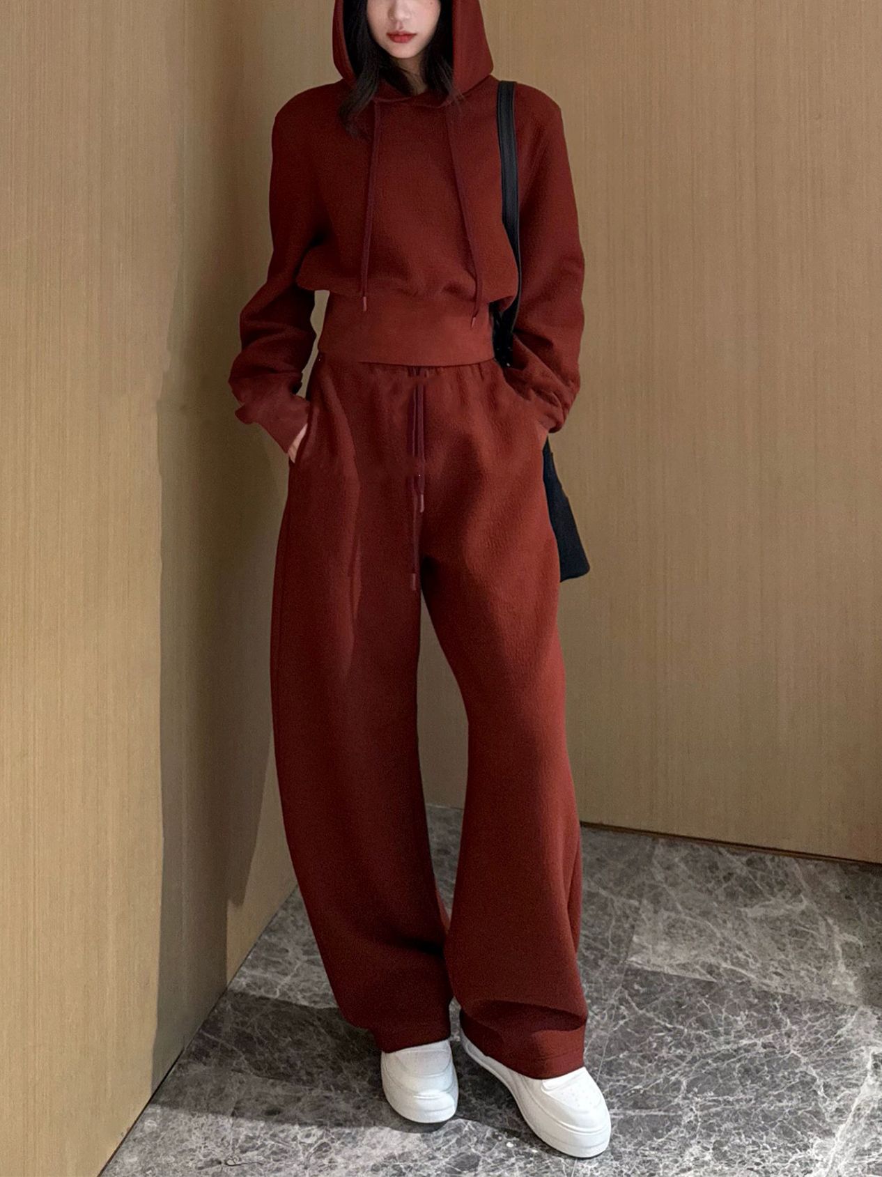 2025年の新しい春の婦人服の長袖の運動の衛のズボンのファッションのスーツの女性のデザイン感の小さい衆は腰の上着を収めます。