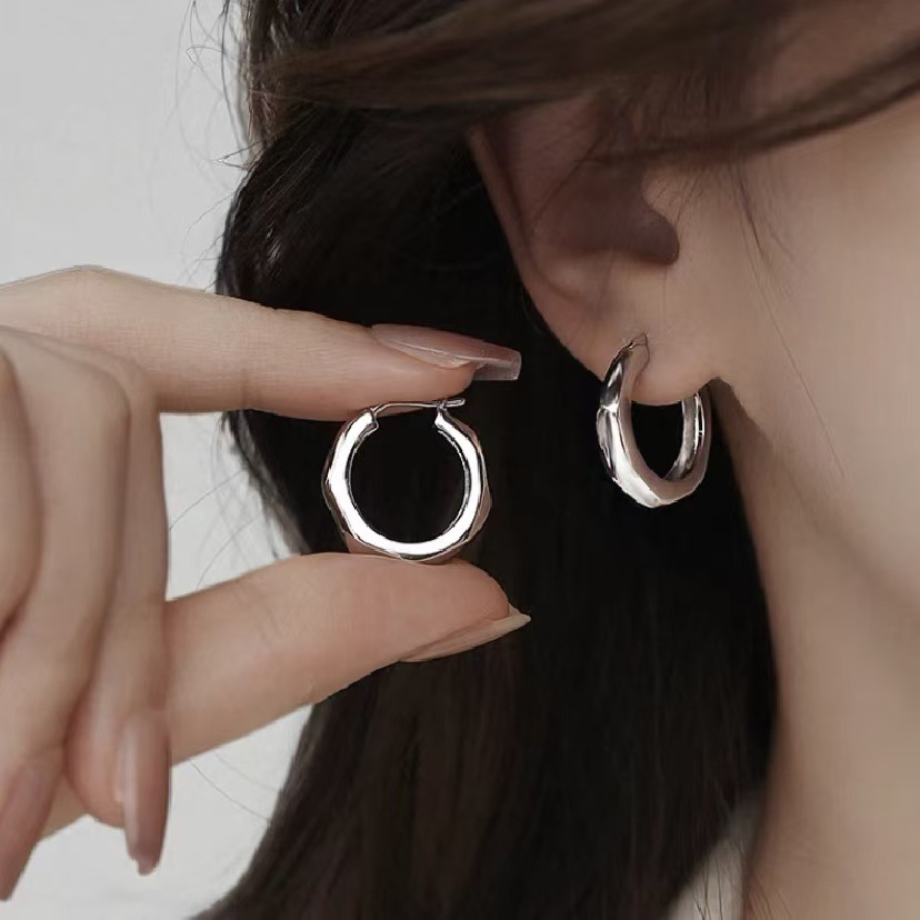 French Normcore Flowing Earrings 2025 New Hot Style High-End Accessible Luxury Niche Unique Elegant Plain Hoop Earrings for Women