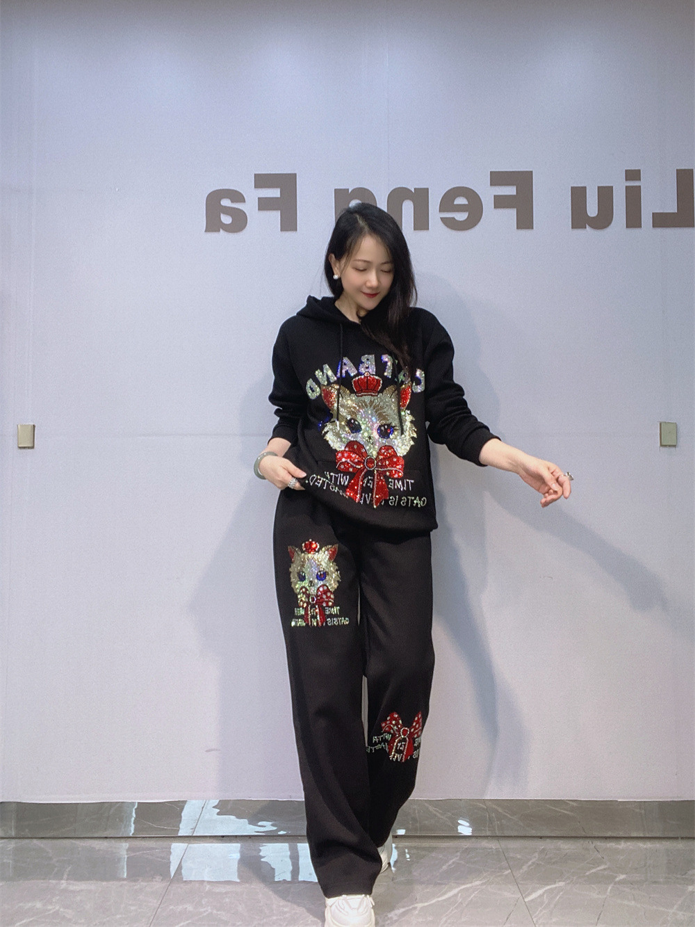 Nuevas camisas europeas y estadounidenses con sombrero de manga larga de mujeres transfronterizas de otoño y invierno con taladro caliente de trajes deportivos de tamaño grande de dos piezas