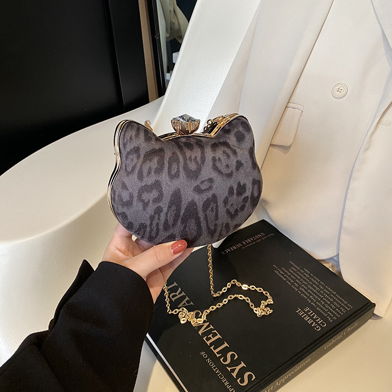 Bolsos populares de este año 2024, nuevo invierno de Europa y América, bolsos de hombro de moda, bolsos retrógrados de leopardo para mujeres.