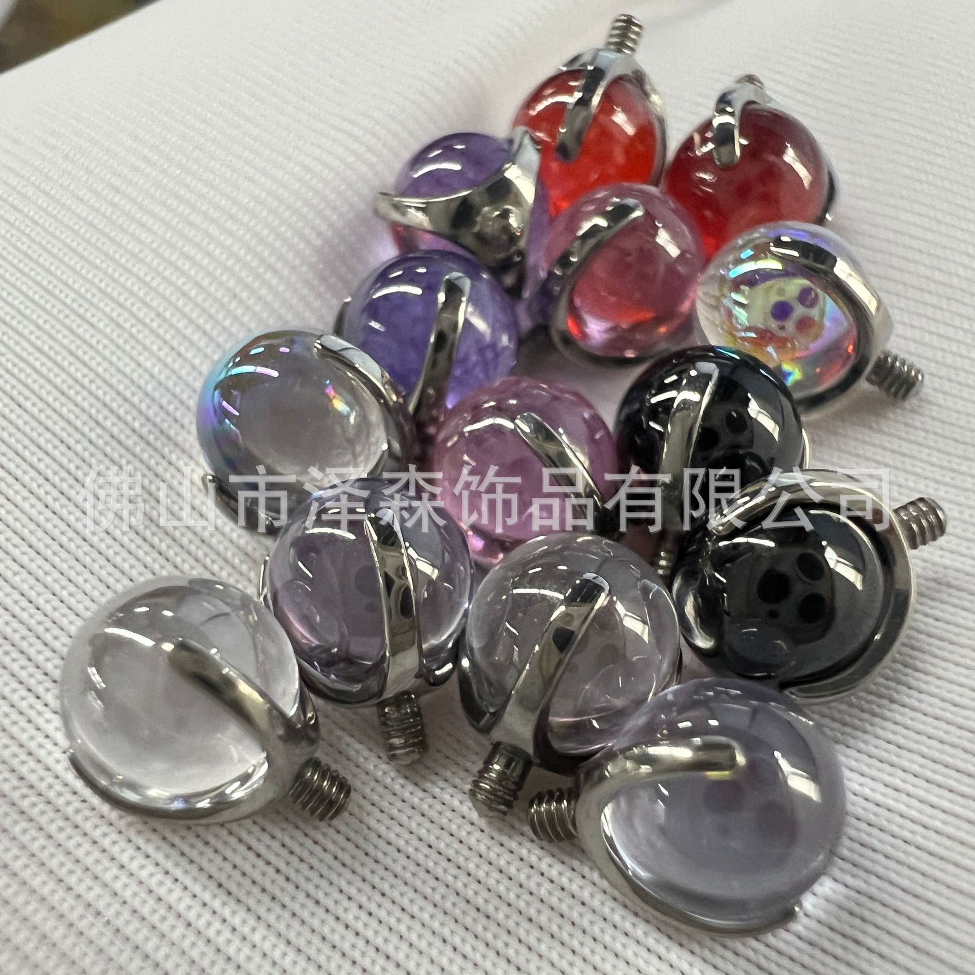 16G labret stud size and finish detail