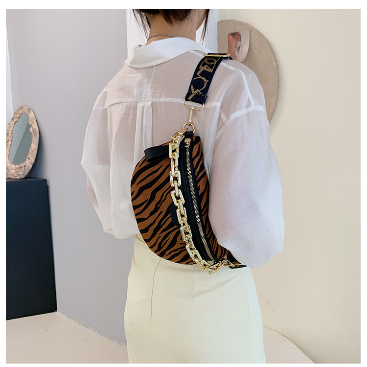 Acrylic Thick Chain Ladies Waist Bag 2021 New Cross-border New Leopard Temperament Chest Bag display picture 7