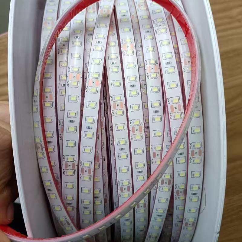 24V2835 proyecto 120 luces al aire libre a prueba de agua tira de luz revestida de plástico sólido IP68 tira de luz de bajo voltaje 100 m fabricante