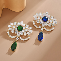 Elegant Brooch with a Unique European and American Retro Style, High-end Floral Brooch with Micro-set Zirconia Drops, Versatile Outerwear Accessory for Creative Matching