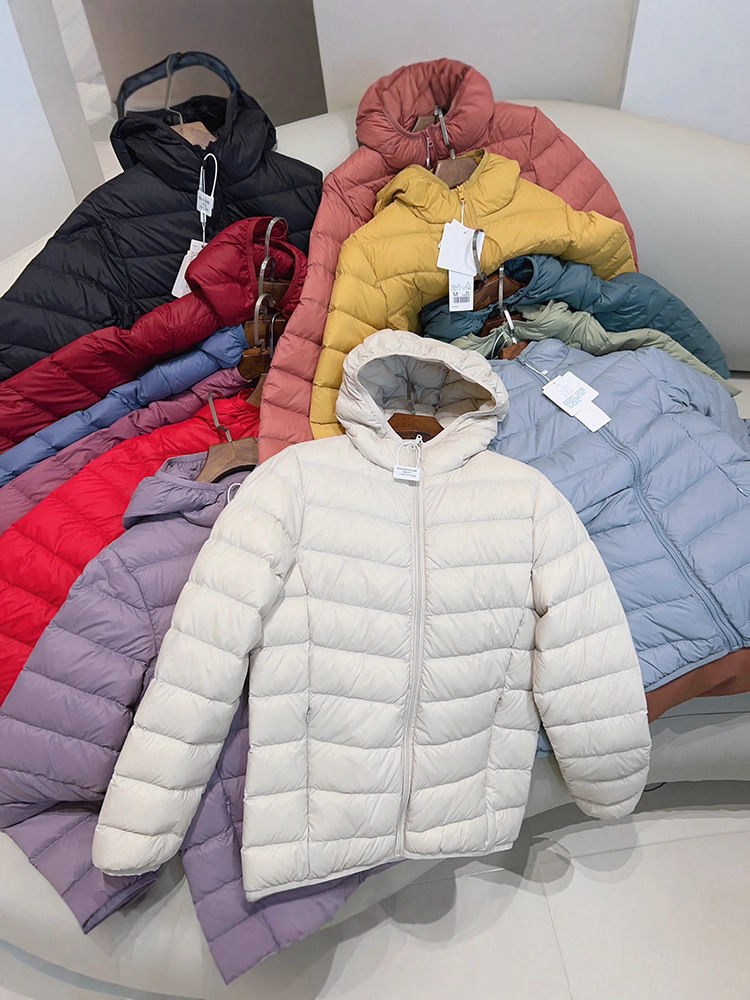 Chaqueta de plumón ligera para mujeres otoño y invierno 2025 nueva chaqueta de plumón de costillas con capuchón corto conveniente para almacenar chaqueta pequeña
