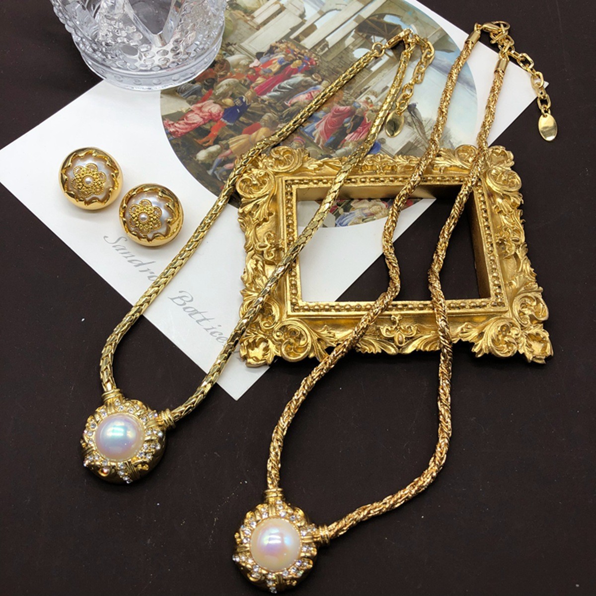 Medieval Western-style gold-plated copper chain, horse-shaped shell, Rhine gemstone necklace with carved pattern design earring set