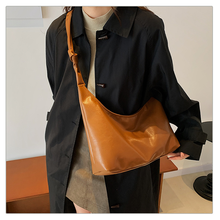 Large-capacity commuter bag for women, 2024 new style, fashionable and retro single-shoulder bag, casual and versatile, underarm tote soft leather bag undefined