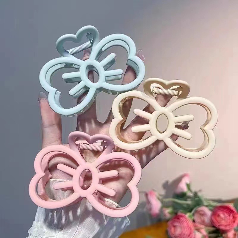 Demi-season crab pin with bow