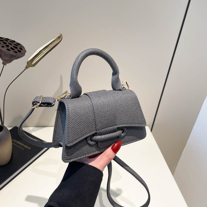 La moda de este año mini bolso de celebridades de Internet 2025 verano nuevo color sólido bolso de mensajero de un solo hombro pequeño bolso cuadrado femenino