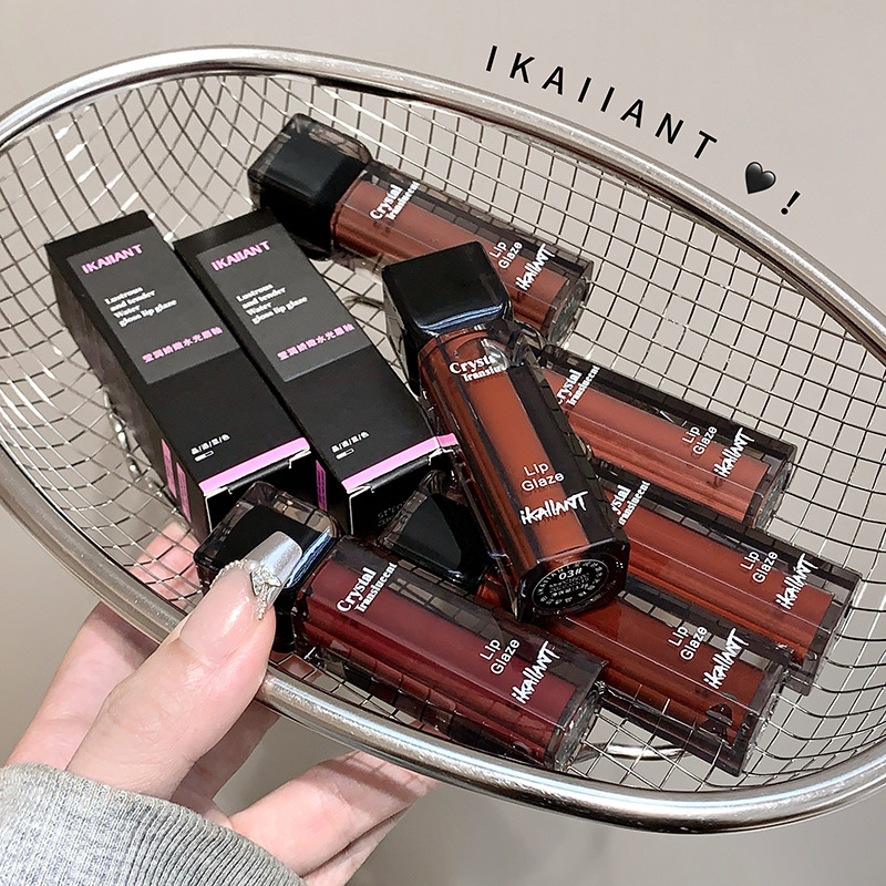 El esmalte de labios brillante y delicado de Ke Lauder no es fácil de tocar en la taza. El espejo de luz de agua muestra lápiz labial blanco. Cosméticos de maquillaje
