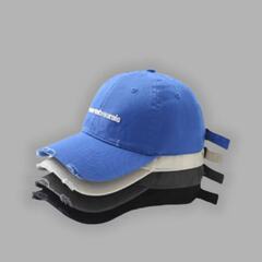 新型の水洗いは穴を割って古い野球帽を作ります。
