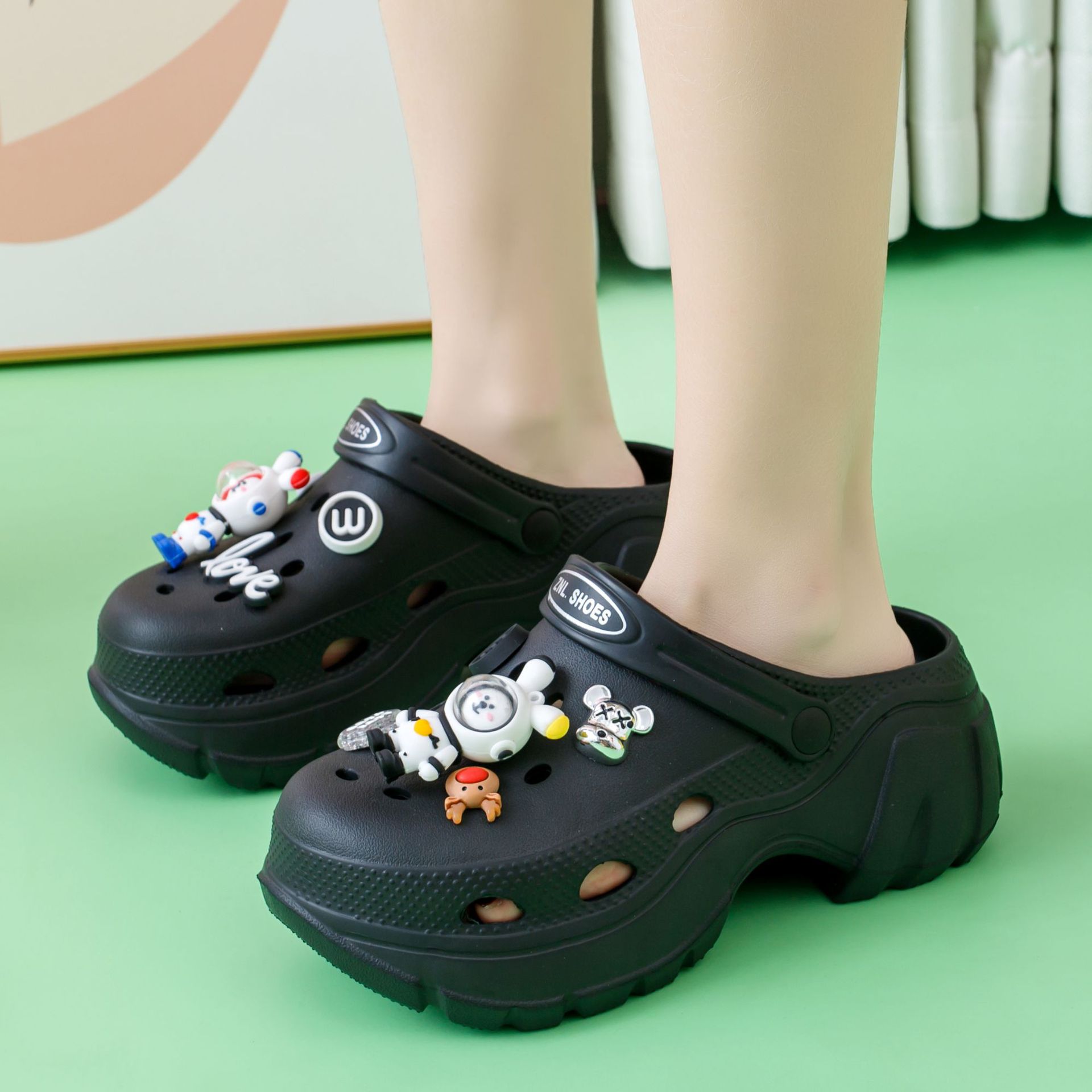 Einteilige Lochschuhe mit dicken Sohlen, Sommer-Oberbekleidung für Damen, 2023, neue rutschfeste, erhöhte Baotou-Stepp-Sandalen und Hausschuhe_voghion.com