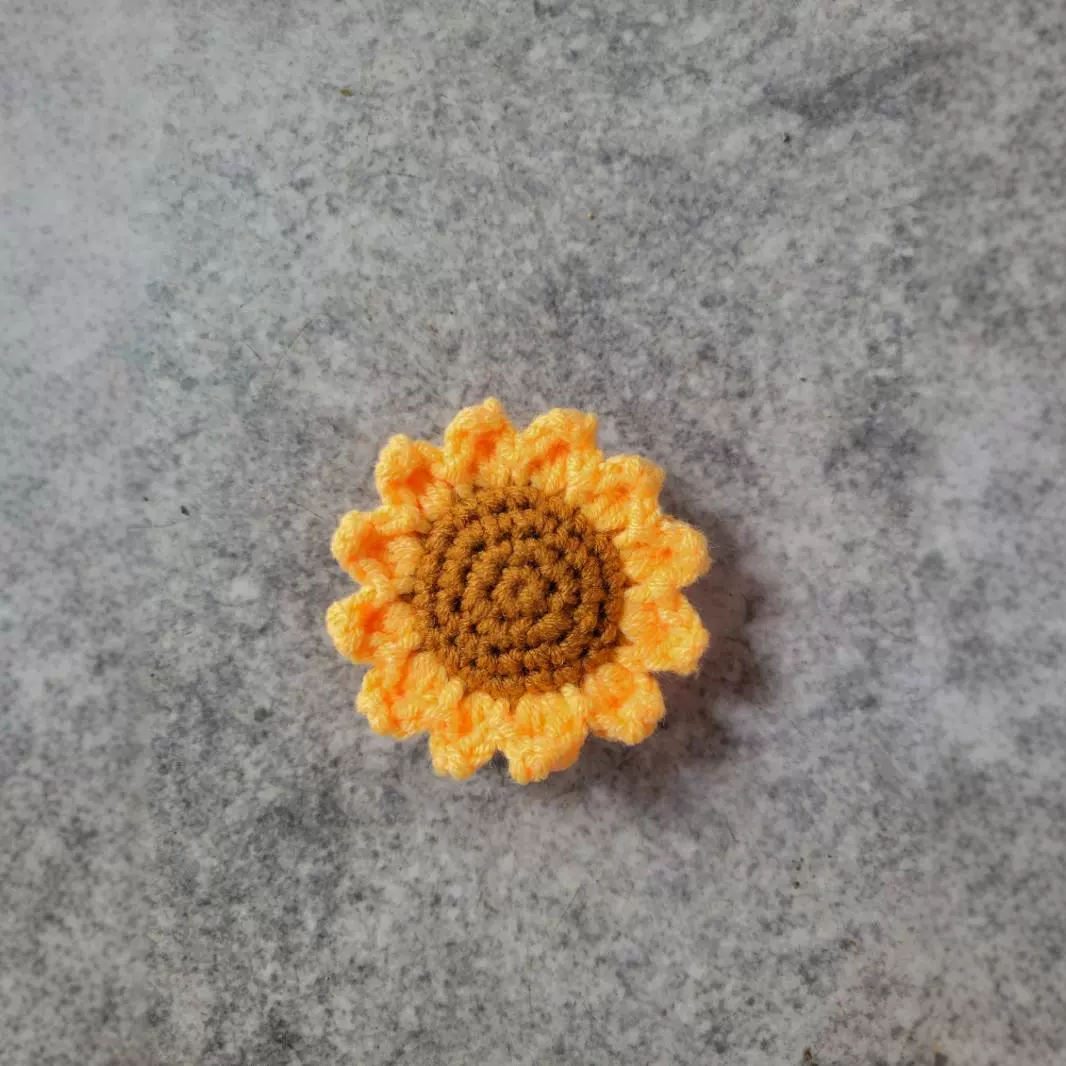 Оптовые готовые изделия из вязаных крючком цветов: аксессуары из цветов, головки подсолнухов и роз, головки подсолнухов в горшках, в наличии